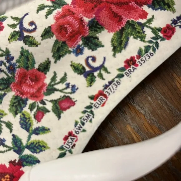 Farm Rio X Havaianas White and Pink Sandals with Floral Design 6 - Picture 5 of 7